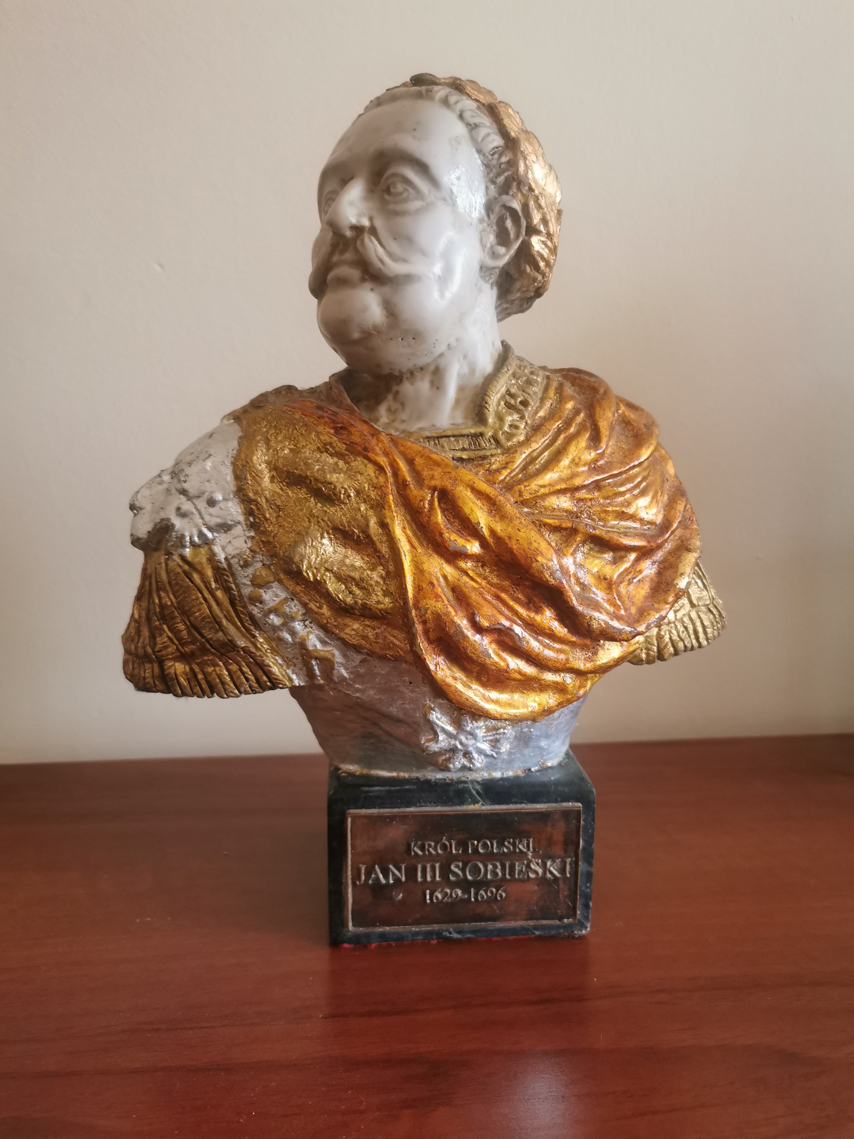 Popiersie Jana III Sobieskiego – rzeźba z żywicy, serpentynit, złoto i srebro, 32 cm